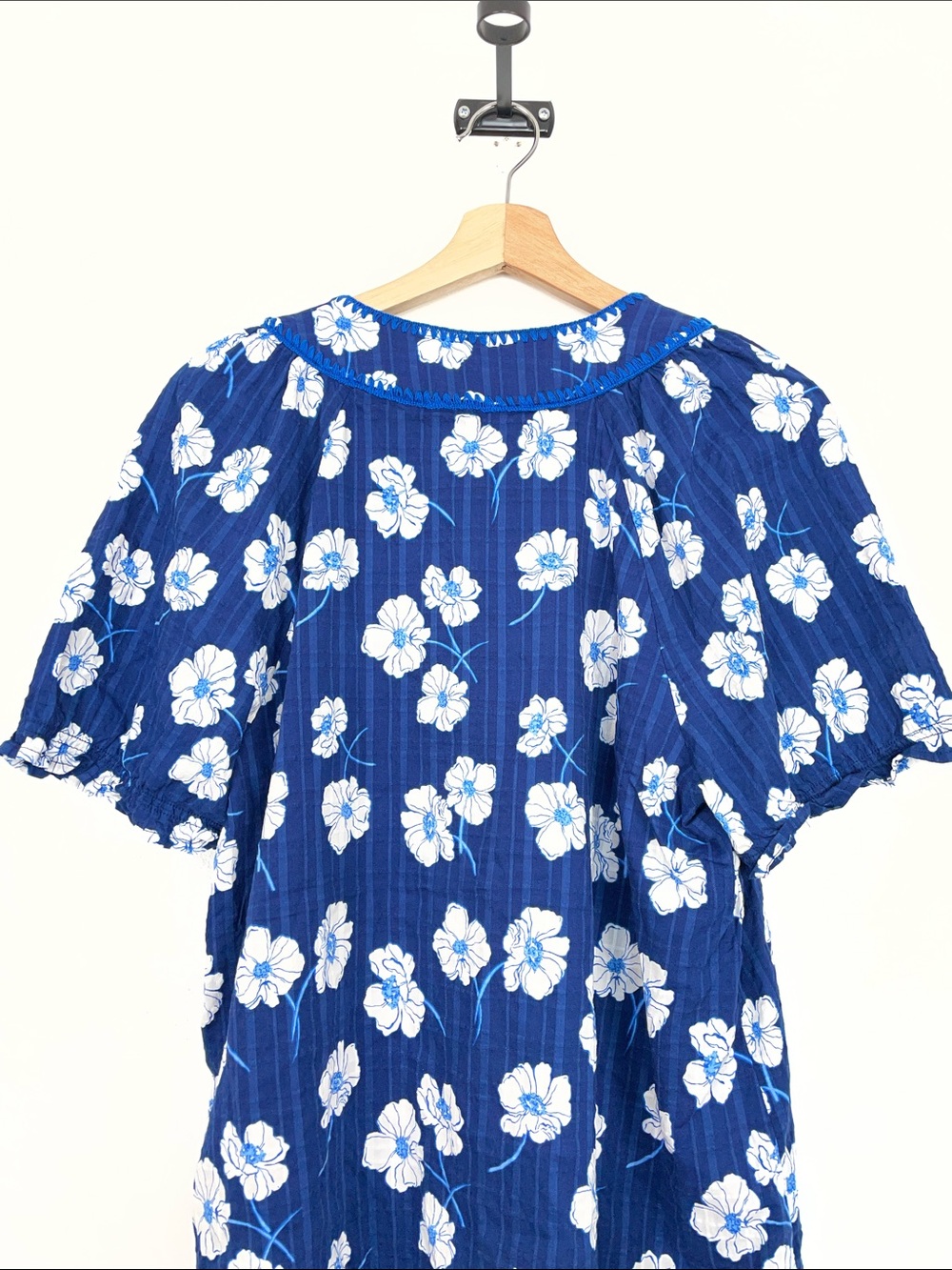 Draper James Women L Smocked Navy Wild Flower Tie-Neck Short Sleeve Pullover Top - Picture 6 of 8